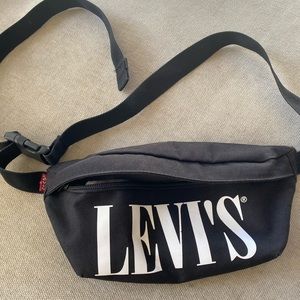 Levi’s Fanny pack with serif logo. Worn a couple times.